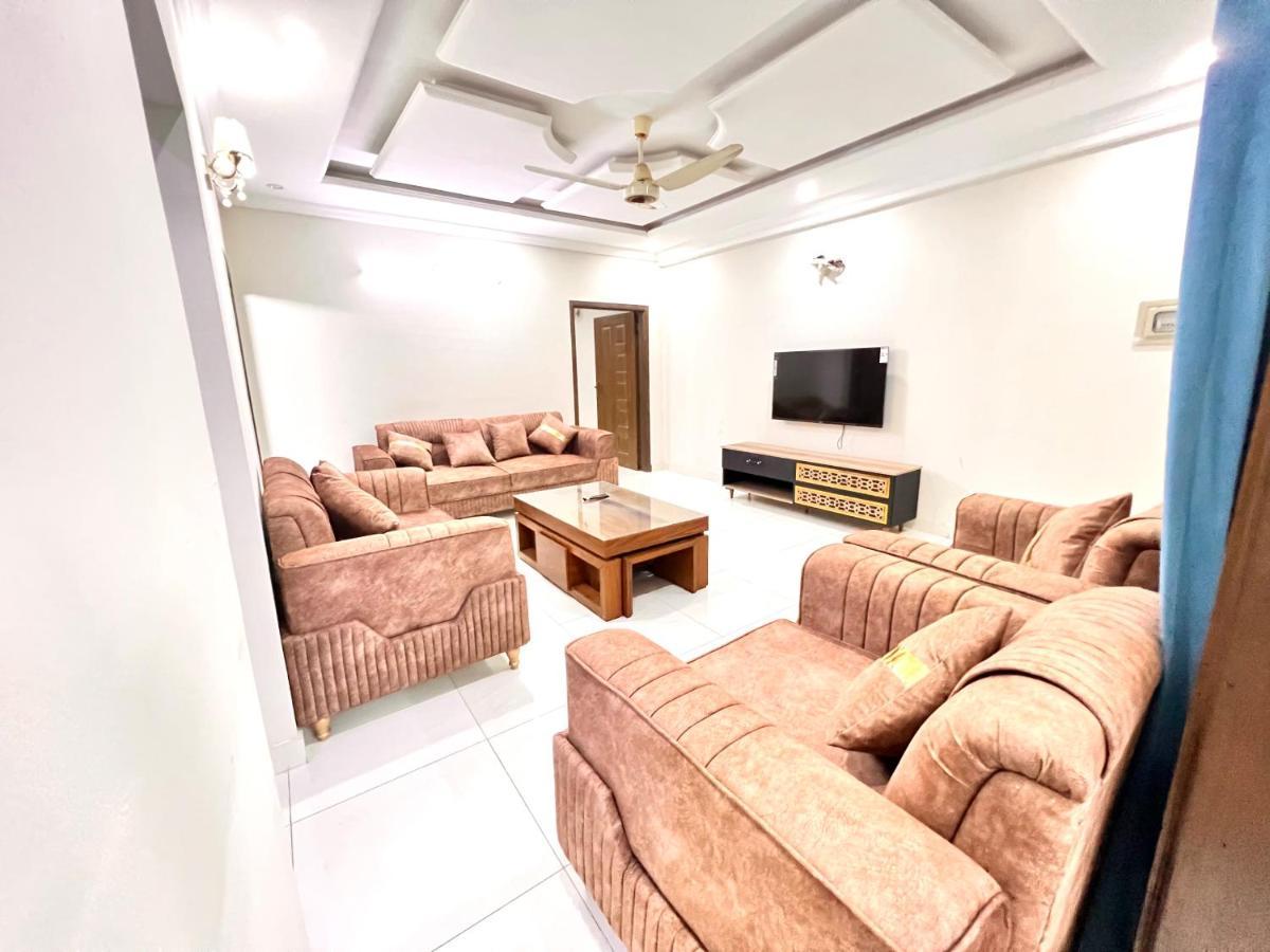 Luxury 3 Bedrooms Apartment Lounge+Kitchen Air-Conditioning And Wifi E11 이슬라마바드 외부 사진